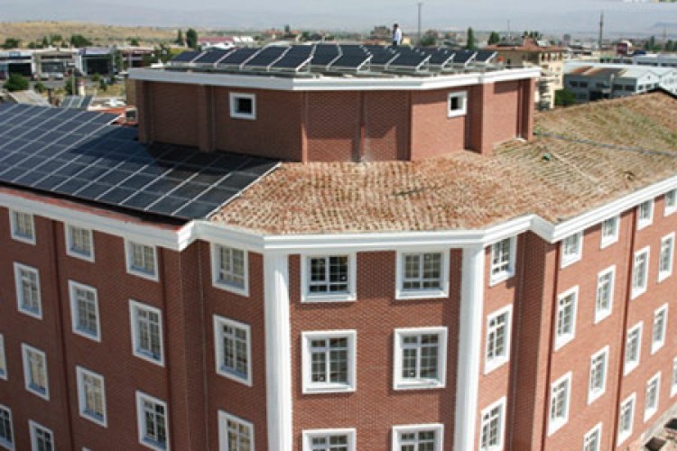 eğimli çatıda fotovoltaik güneş paneli uygulaması